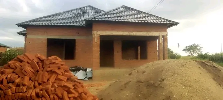 SHADRECK KANJADZA CARPENTER timakhoma madenga angomi kms, skill_lon ,Blandaling, kuyikaso ceiling board , image 3