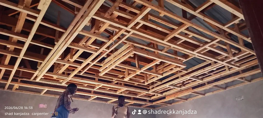 SHADRECK KANJADZA CARPENTER timakhoma madenga angomi kms, skill_lon ,Blandaling, kuyikaso ceiling board , image 4